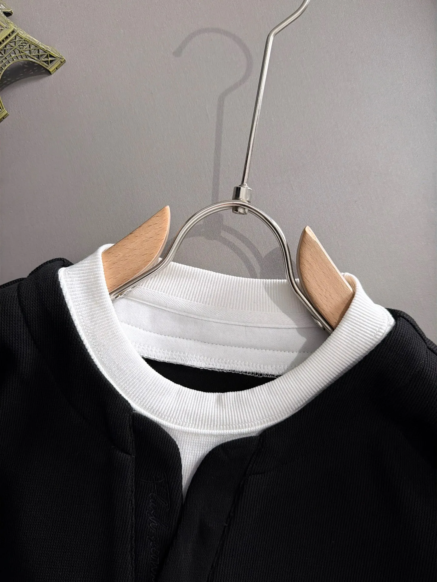 Exclusive launch in Paris of 2026 autumn and winter New Arrival sweatshirts for men and women. Many stars have the same style. Craftsmanship that cannot be replicated by ordinary small workshops. We are not afraid of any challenges in terms of materials, detail restoration and craftsmanship, just to provide you with wonderful products. Compare the top Original versions at will. No expense is spared just to make it better. Unique imported fabric feel. Purely imported German machine production. Precision operation. Thousands of needles density. Complete set of New Arrival accessories with three standards. Versatile fashionable upper body. A perfect choice for autumn and winter. A must-have item. Sizes: M-4XL (please state your height and weight when placing an order)